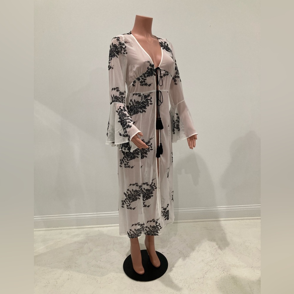 DANCE&MARVEL White Floral Embroidery Duster Bell Sleeves Bathing Suit Cover Up S